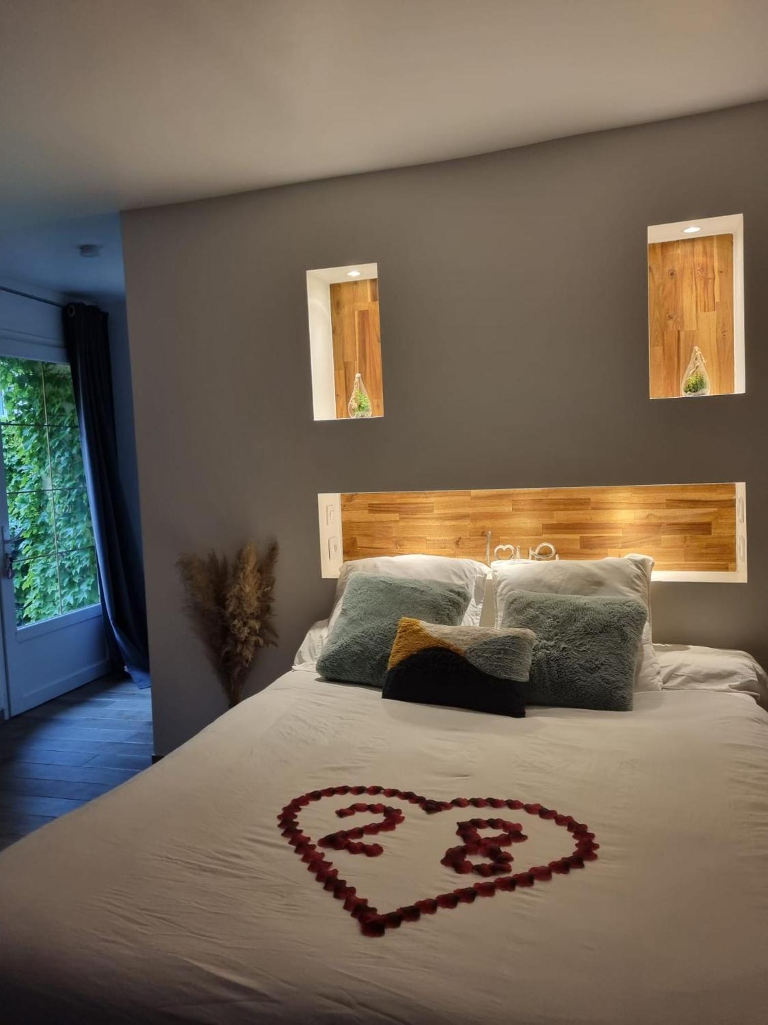 Suite De Charme Avec Jacuzzi Et Jardin Privatif Paris Au Calme Saint-Prix  Exterior photo