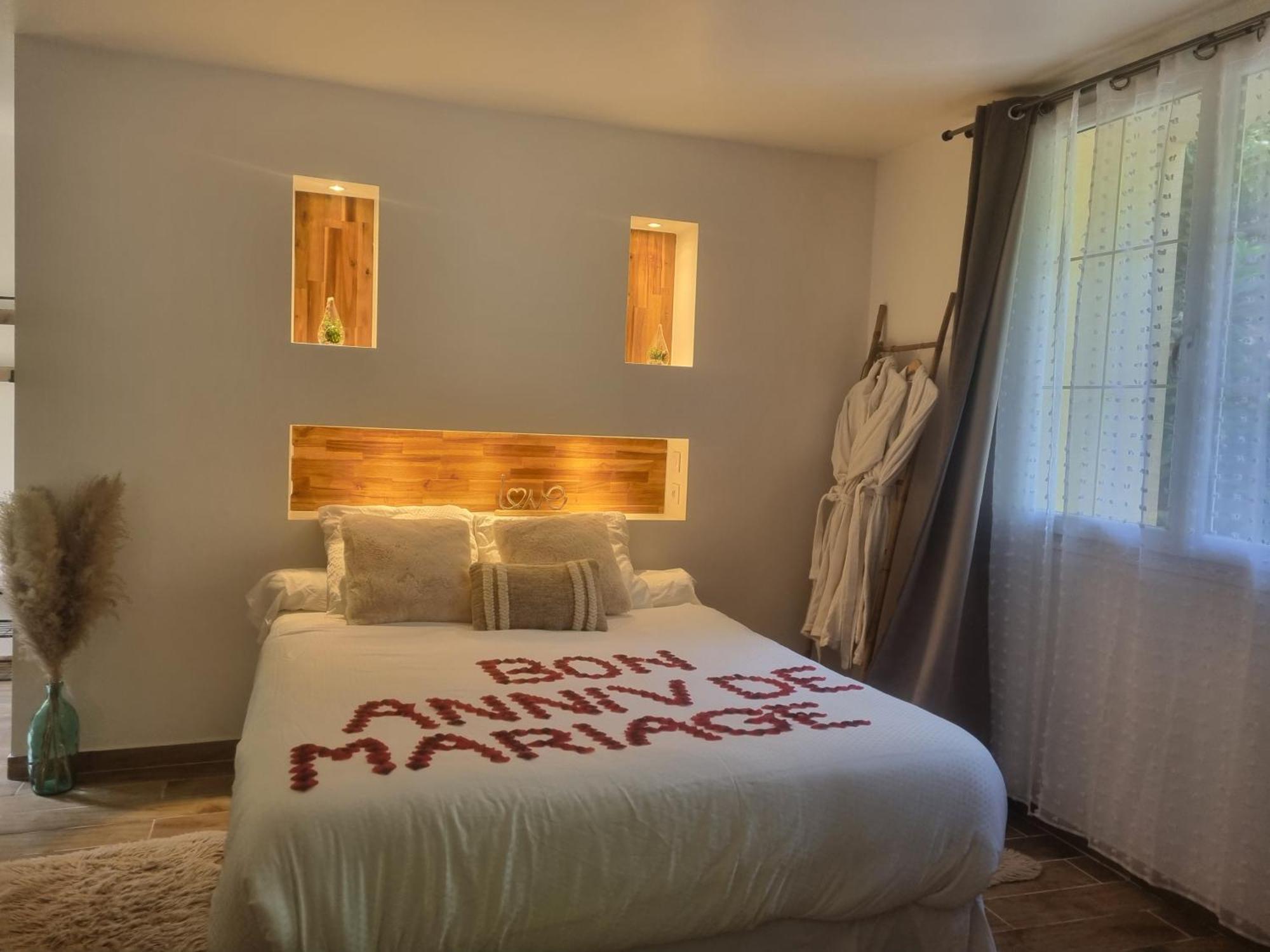 Suite De Charme Avec Jacuzzi Et Jardin Privatif Paris Au Calme Saint-Prix  Exterior photo