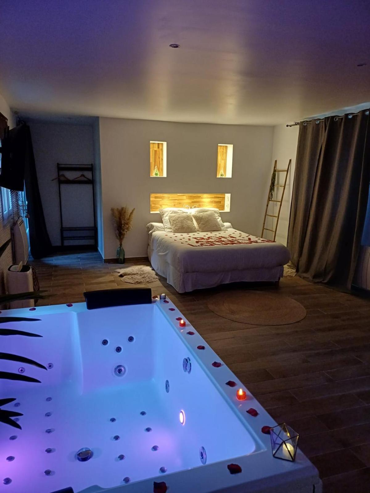 Suite De Charme Avec Jacuzzi Et Jardin Privatif Paris Au Calme Saint-Prix  Exterior photo