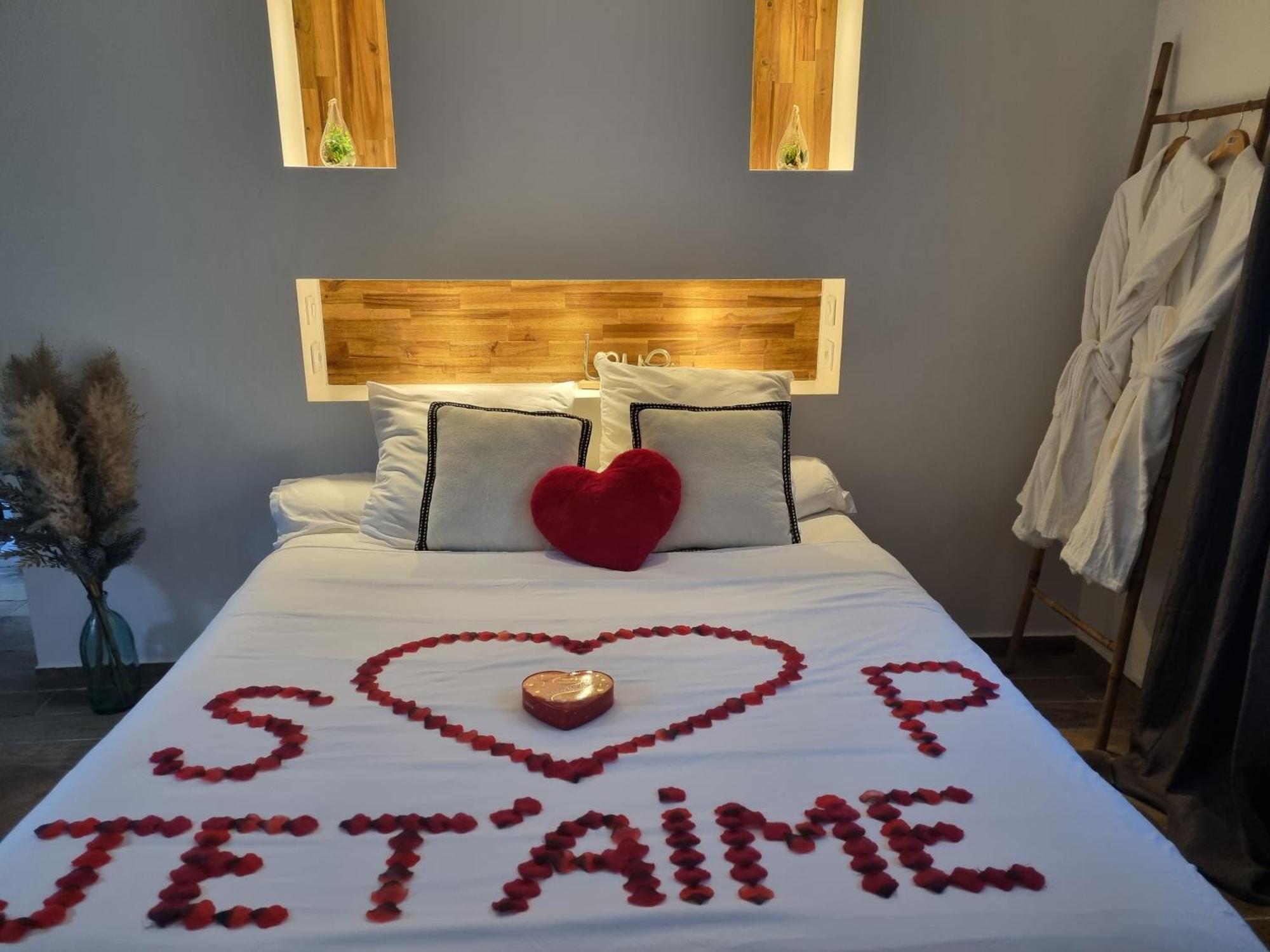 Suite De Charme Avec Jacuzzi Et Jardin Privatif Paris Au Calme Saint-Prix  Exterior photo